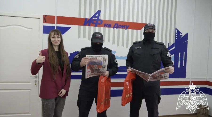 В Ростовской области росгвардейцы совместно с редакторами печатных изданий передали свежую прессу в зону СВО