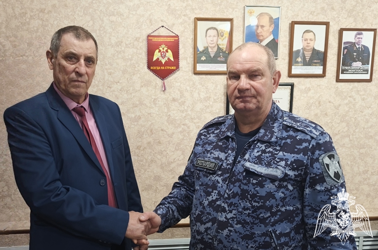 В Ростовской области сотрудники Росгвардии поздравили ветерана, посвятившего службе более 45 лет жизни