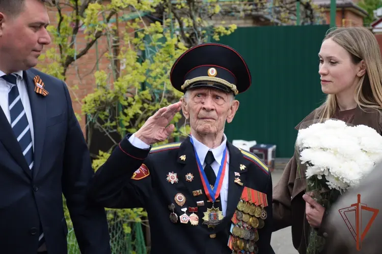 Росгвардейцы провели «Парад у дома ветерана» в Ростове-на-Дону