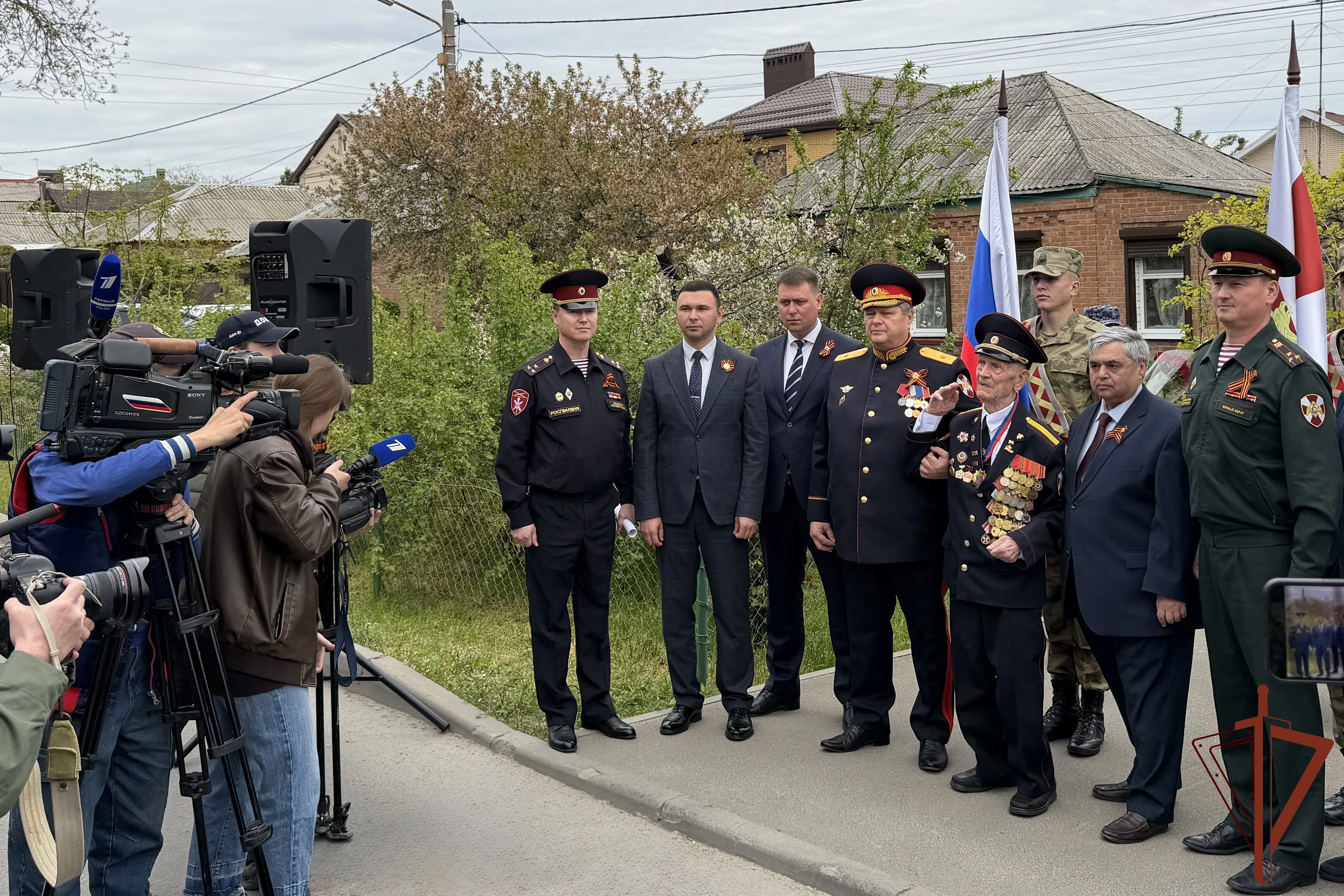 Росгвардейцы провели «Парад у дома ветерана» в Ростове-на-Дону