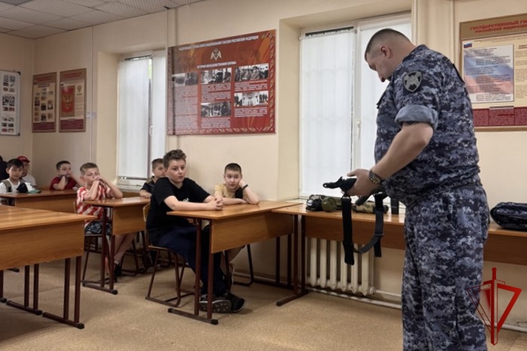 В преддверии Дня России росгвардейцы провели урок мужества для воспитанников православной гимназии в Ростове-на-Дону