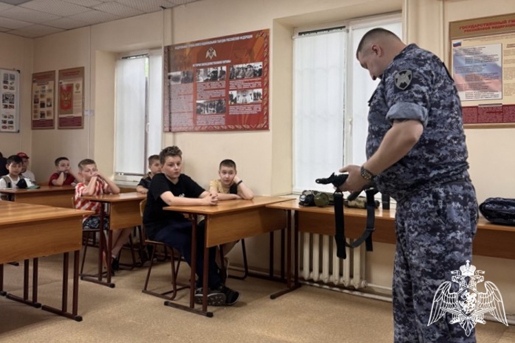 В преддверии Дня России росгвардейцы провели урок мужества для воспитанников православной гимназии в Ростове-на-Дону