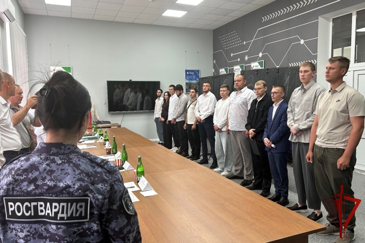В Ростовской области сотрудники вневедомственной охраны провели профориентационную встречу с выпускниками института 