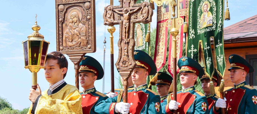 Сотрудники Управления Росгвардии по Ростовской области стали участниками богослужения и крестного хода