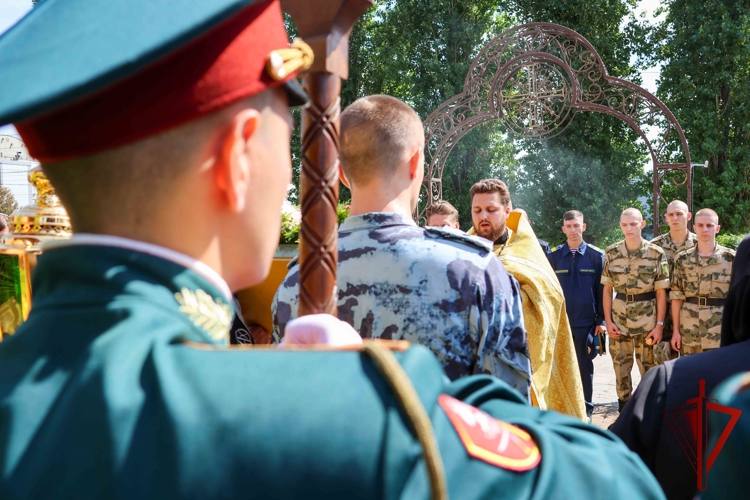Сотрудники Управления Росгвардии по Ростовской области стали участниками богослужения и крестного хода