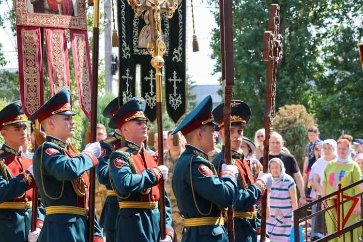 Сотрудники Управления Росгвардии по Ростовской области стали участниками богослужения и крестного хода