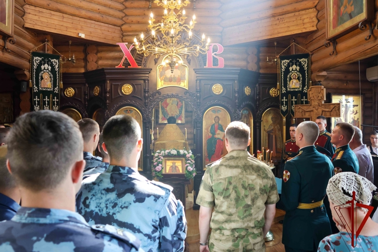 Сотрудники Управления Росгвардии по Ростовской области стали участниками богослужения и крестного хода