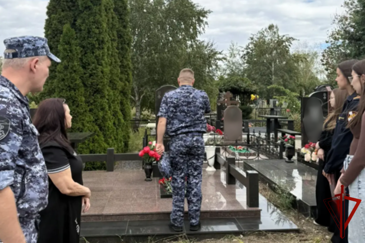 Донские росгвардейцы почтили память сотрудника, погибшего при исполнении служебного долга