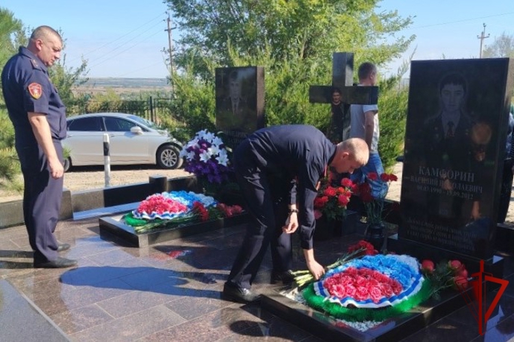 В Ростовской области росгвардейцы почтили память сотрудников, погибших при исполнении служебного долга 