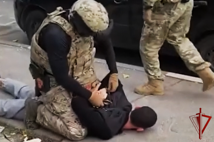 Курьера телефонных мошенников задержали при содействии СОБР Росгвардии в Ростовской области